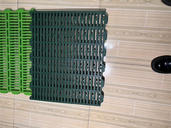 PLASTIC SLAT