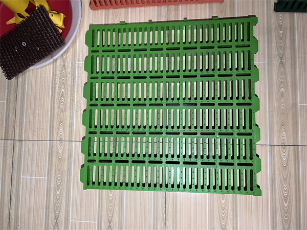 PLASTIC SLAT