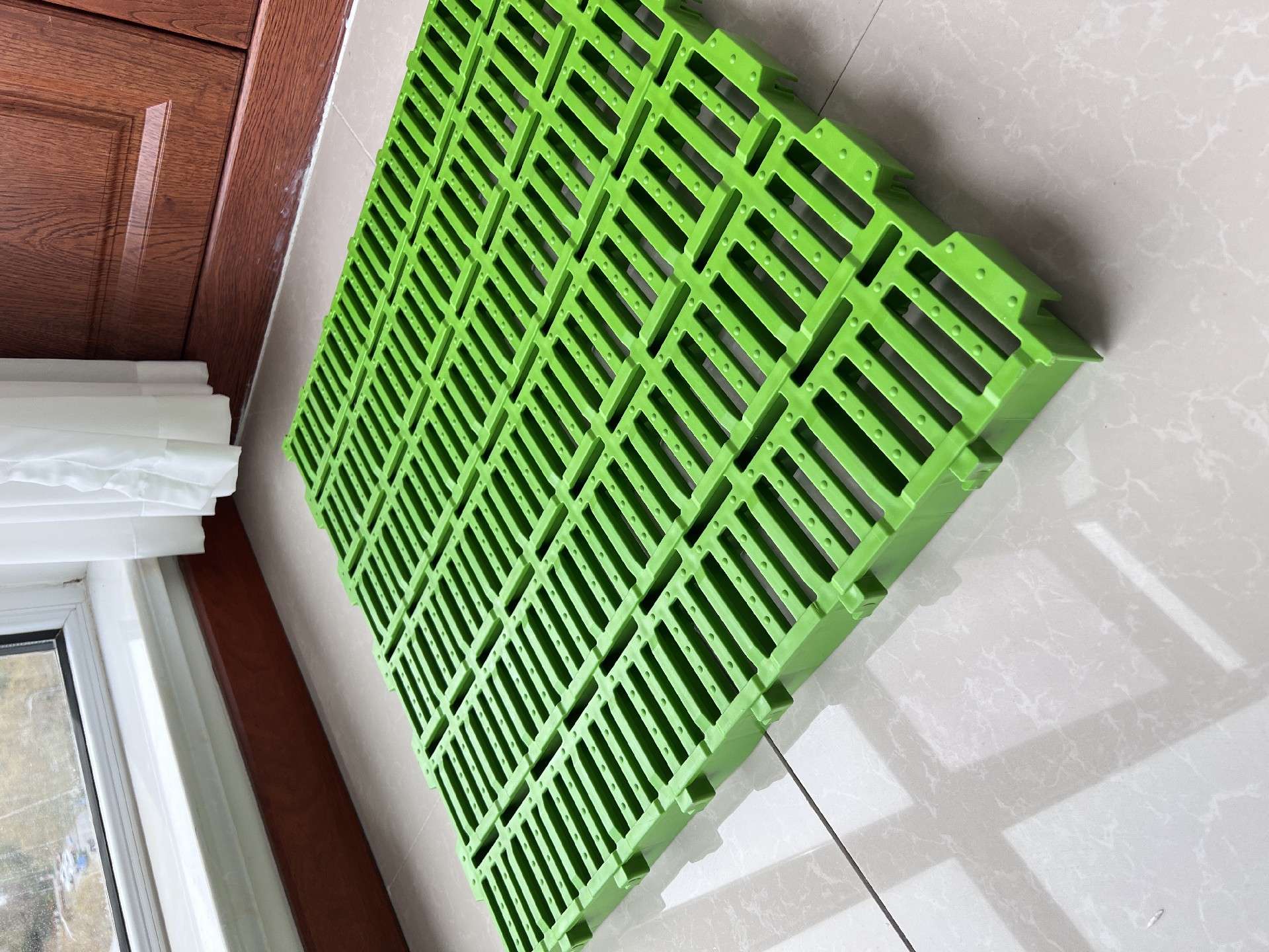 PLASTIC SLAT